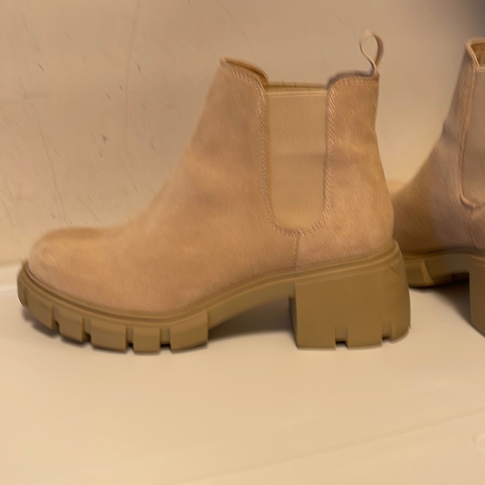 Steve Madden Chelsea Howler Boot. Size 7.